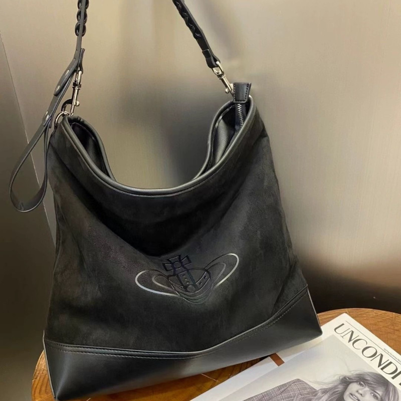 Queen Queen Hobo: Strange Fashion Choice